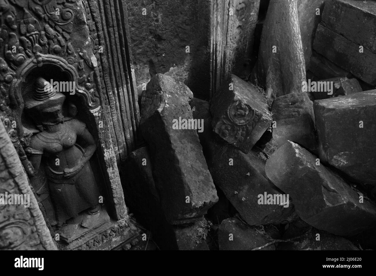 Apsara-Figur an der Wand von Ta Prohm, Siem Reap, Kambodscha (schwarz-weiße Version). Stockfoto