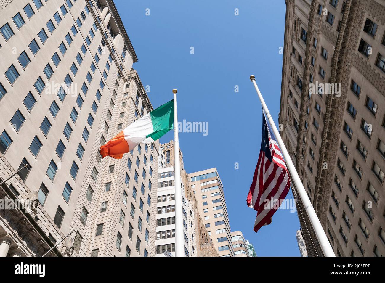 New York, New York, USA. 16. März 2022. Irische und amerikanische Flaggen, die gesehen wurden, nachdem Bürgermeister Eric Adams geholfen hatte, sie im Bowling Green Park anzuheben. Die irische Flagge wurde anlässlich der Zeremonie zu Ehren der ersten irischen Einwanderer, die in New York City ankamen, angehoben. Die Feierlichkeiten zum St. Patrick’-Tag werden am 17. März zum 261.. Mal in der Stadt in der Avenida 5. abgehalten. (Bild: © Lev Radin/Pacific Press via ZUMA Press Wire) Stockfoto