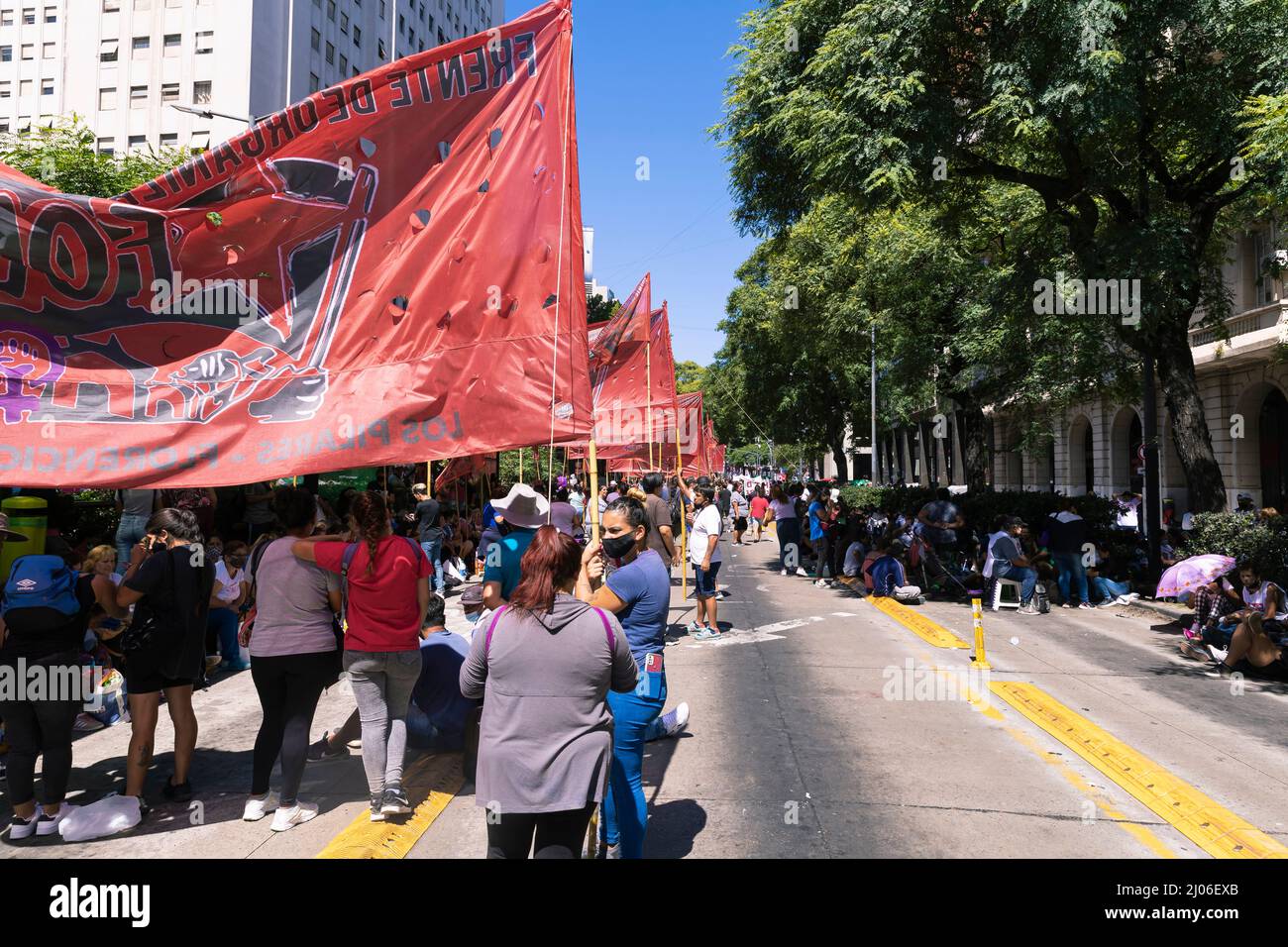 Ciudad De Buenos Aires, Argentinien. 16. März 2022. Piqueteros-Bewegungen blockieren die Straßen vor dem Ministerium für Arbeit der Nation. (Foto: Esteban Osorio/Pacific Press) Quelle: Pacific Press Media Production Corp./Alamy Live News Stockfoto