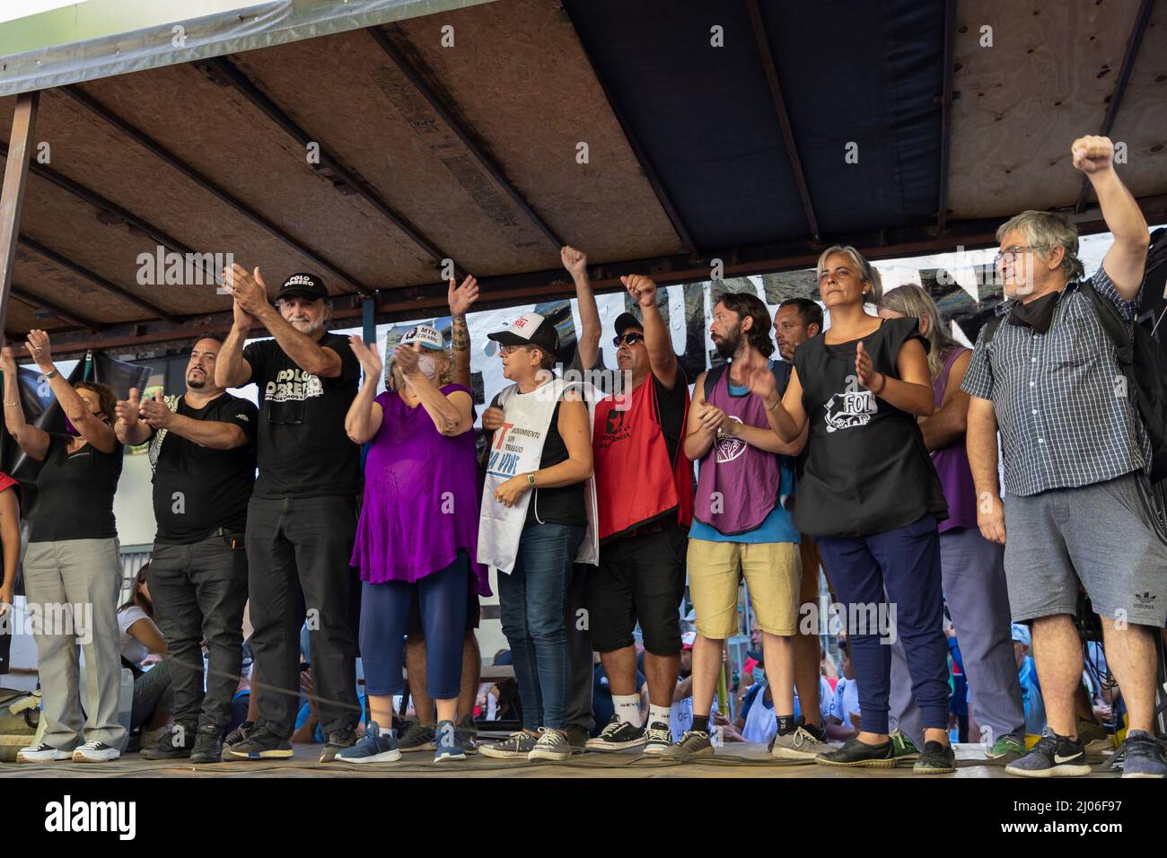 Ciudad de Buenos Aires, Argentinien. 16. März 2022. Piqueteros-Führer schließen den Akt und begrüßen die Demonstranten. (Bild: © Esteban Osorio/Pacific Press via ZUMA Press Wire) Stockfoto