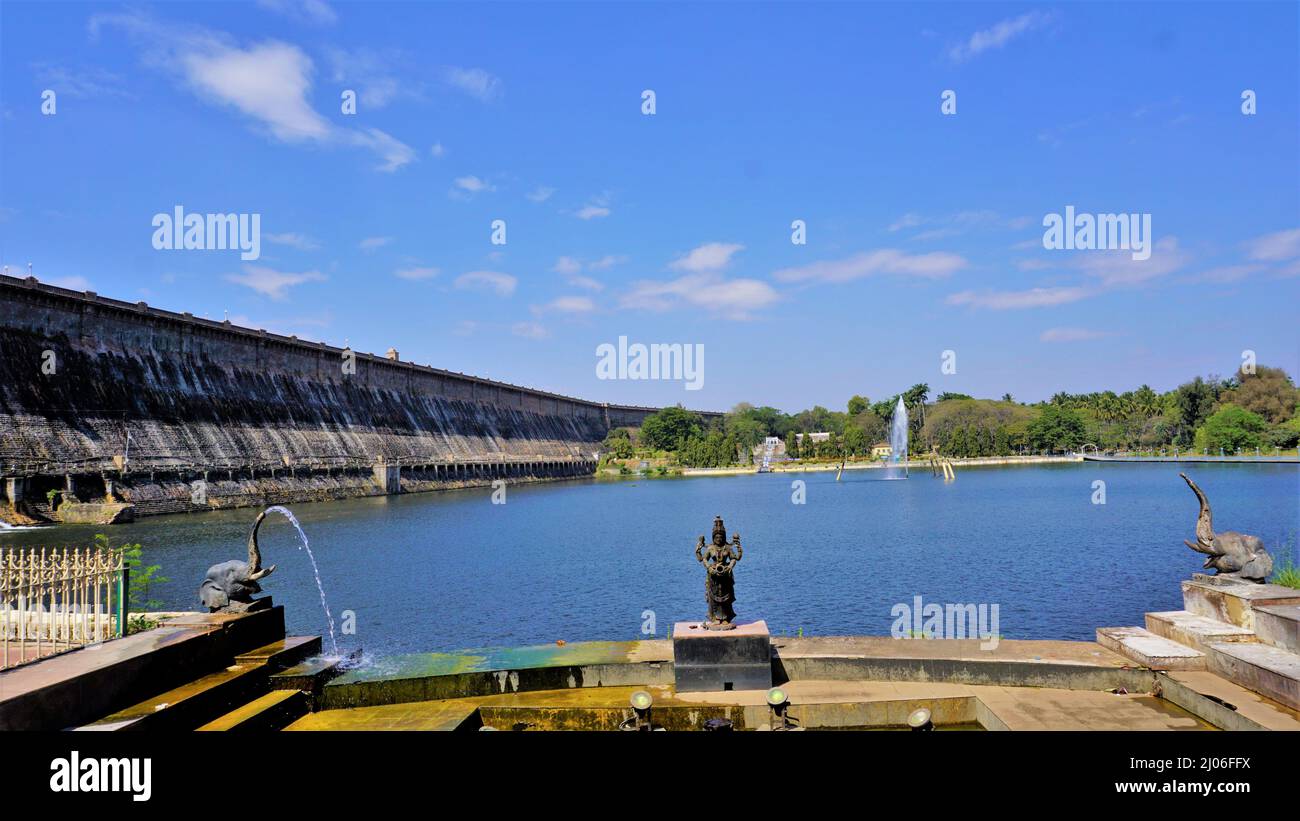 Schöne Aussicht auf den KRS-Staudamm von den Brindavan-Gärten. Perfekter Picknickplatz oder Wochenendausflug für die Bewohner von Bangalore, Mysore Stockfoto