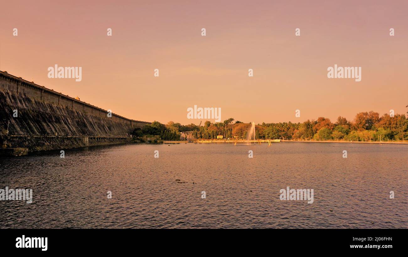 Schöne Aussicht auf den KRS-Staudamm von den Brindavan-Gärten. Perfekter Picknickplatz oder Wochenendausflug für die Bewohner von Bangalore, Mysore Stockfoto