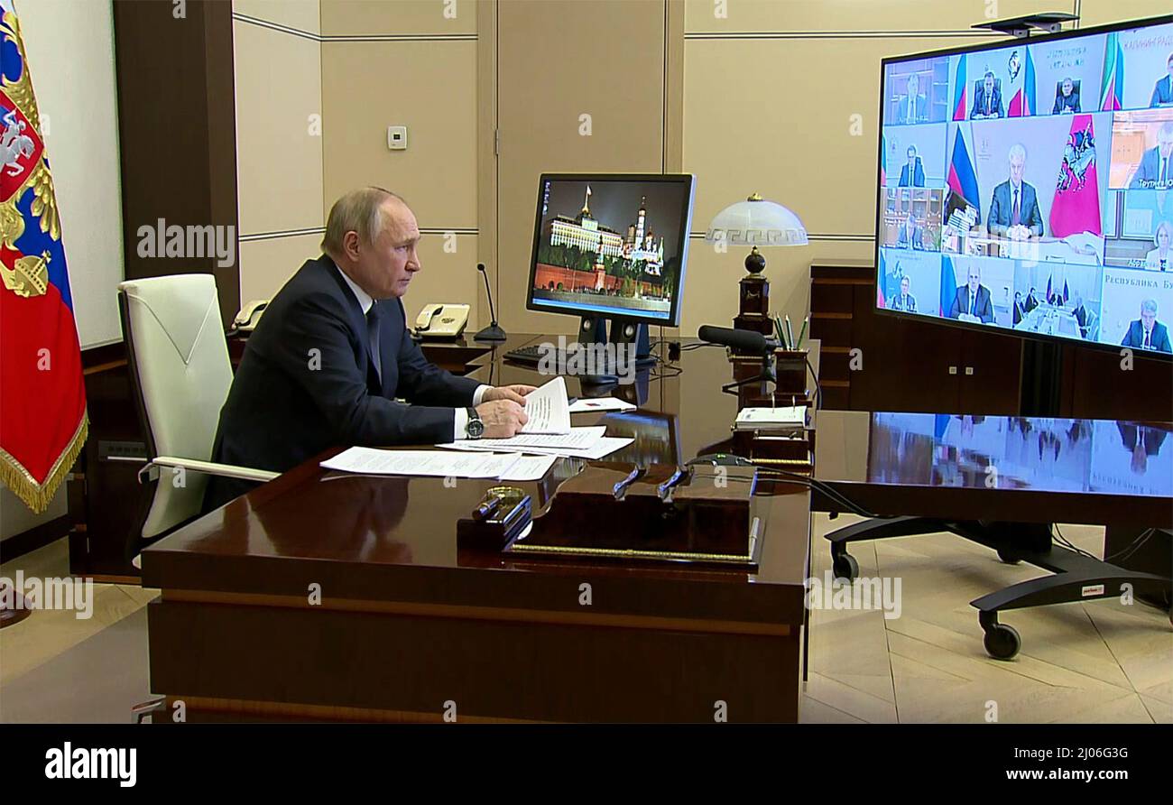 Novo-Ogaryowo, Russland. 16. März 2022. Der russische Präsident Wladimir Putin leitet ein Treffen mit Regierungsmitgliedern, um über Maßnahmen zur sozioökonomischen Unterstützung der Regionen mittels Videokonferenz vom offiziellen Wohnsitz von Novo-Ogaryovo, 16. März 2022 außerhalb von Moskau, Russland, zu diskutieren. Quelle: Mikhael Klimentyev/Kremlin Pool/Alamy Live News Stockfoto