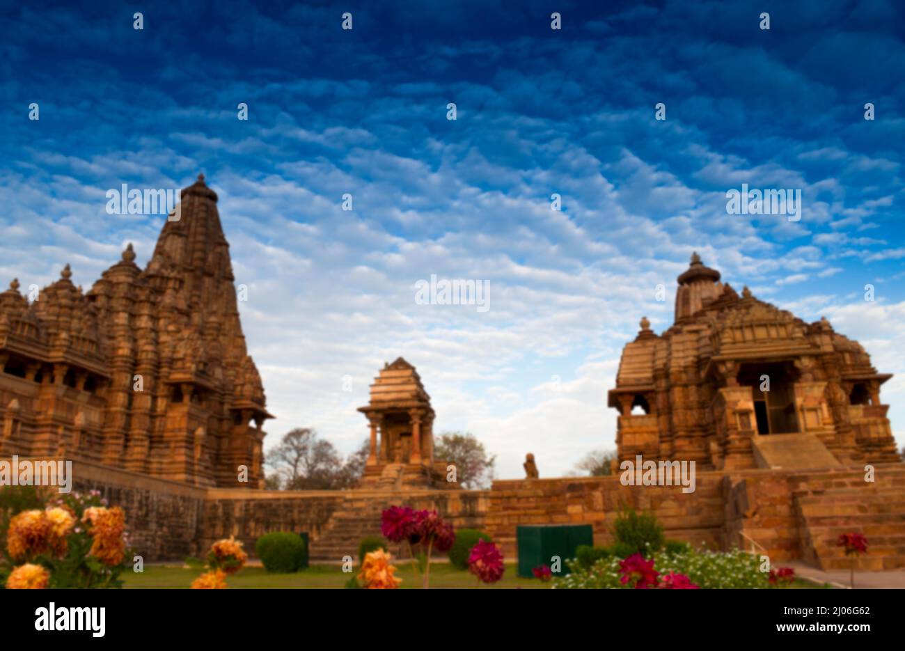 Verschwommenes Bild der westlichen Tempel von Khajuraho, Madhya Pradesh, Indien. Khajuraho ist ein UNESCO-Weltkulturerbe und weltweit bei Touristen beliebt. Stockfoto