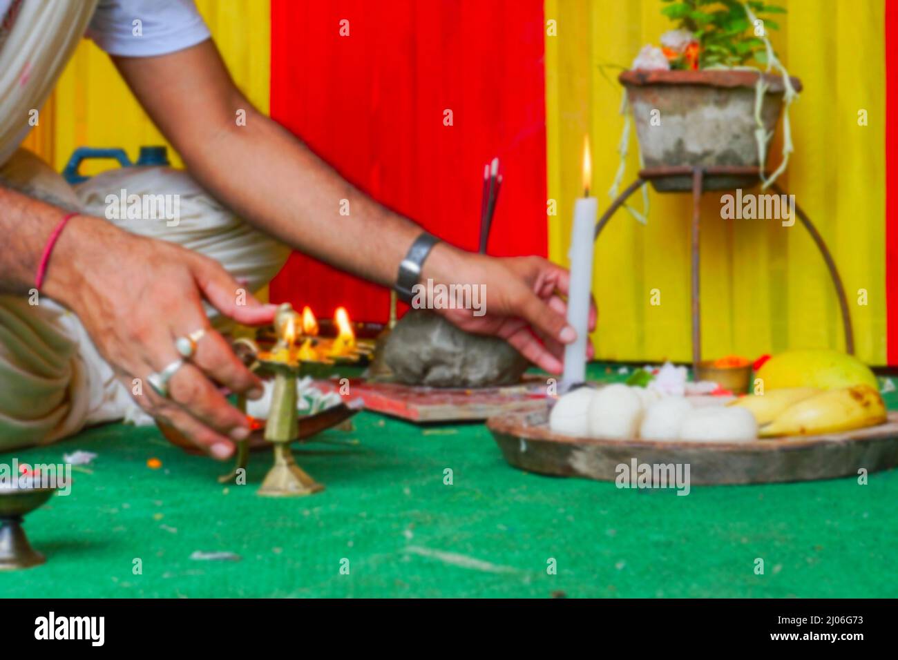Verschwommenes Bild des hinduistischen Priesters, das heiliges Feuer oder heiliges Licht für die Anbetung des Götzen Jagannath, Balaram und Suvodra anzündet. Ratha jatra Festival. Stockfoto