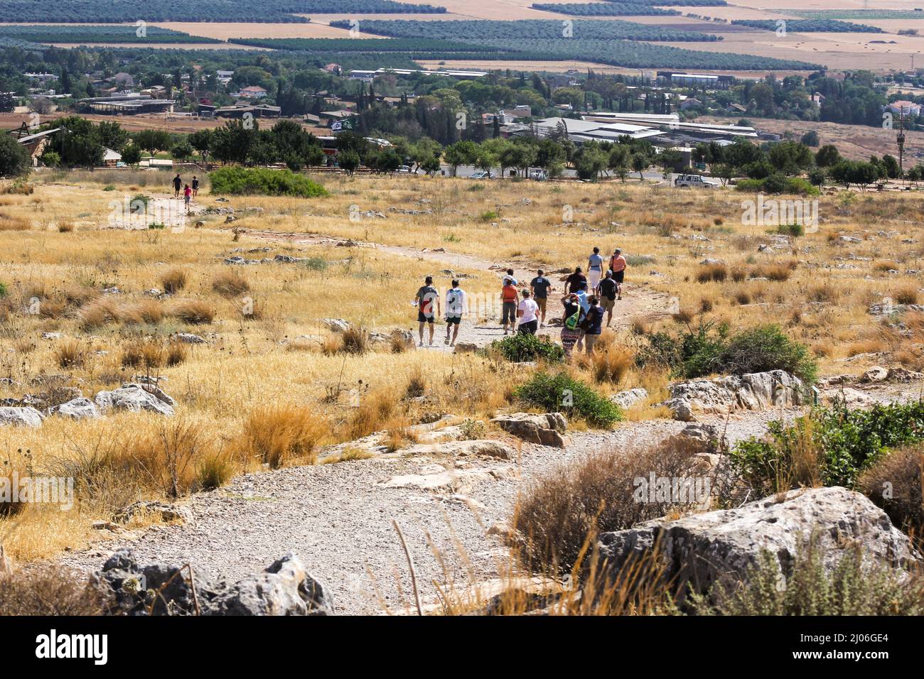 Eine Gruppe von Touristen steigt auf den Berg Arbel in Galilee, Israel. Stockfoto