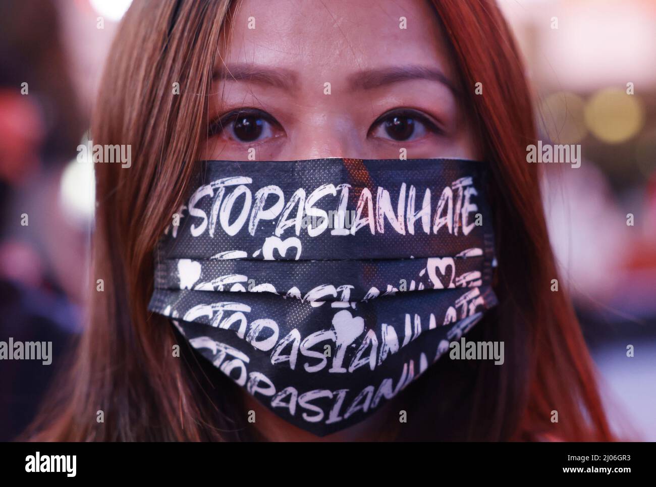 New York, Usa. 16. März 2022. Demonstranten stehen am Times Square bei einer Kundgebung „Break the Silence - Justice for Asian Women“, um die Hassverbrechen Asiens in New York City am Mittwoch, den 16. März 2022, zu stoppen. Foto von John Angelillo/UPI Credit: UPI/Alamy Live News Stockfoto