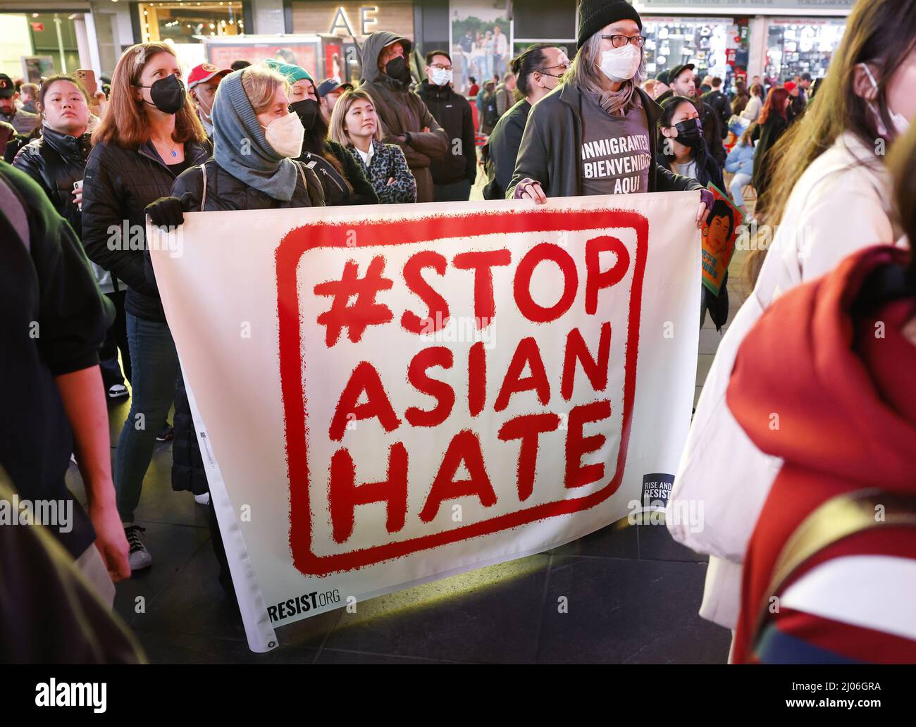 New York, Usa. 16. März 2022. Demonstranten stehen am Times Square bei einer Kundgebung „Break the Silence - Justice for Asian Women“, um die Hassverbrechen Asiens in New York City am Mittwoch, den 16. März 2022, zu stoppen. Foto von John Angelillo/UPI Credit: UPI/Alamy Live News Stockfoto