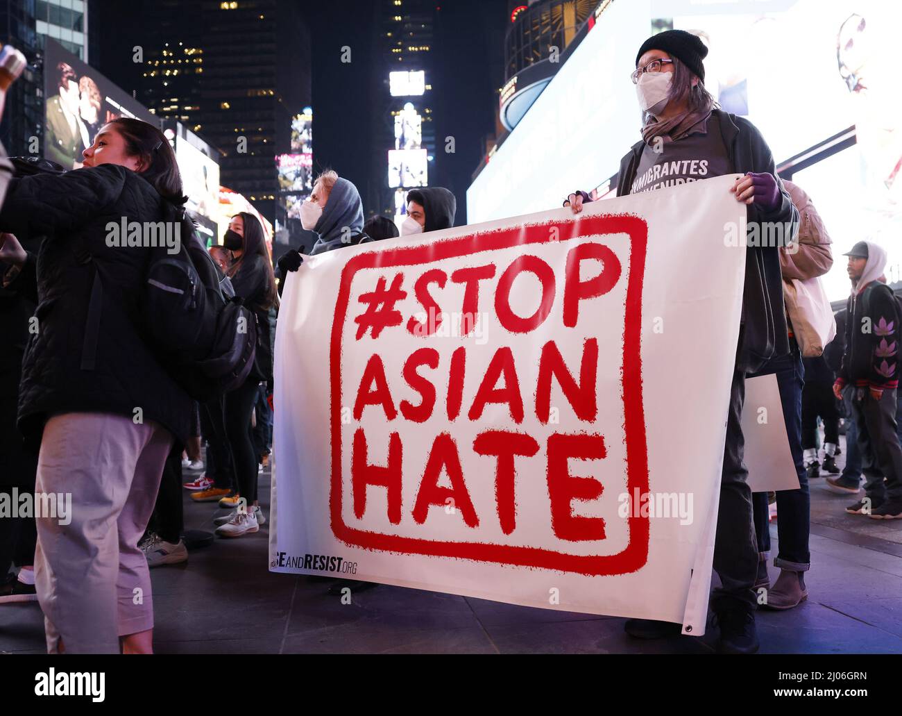 New York, Usa. 16. März 2022. Demonstranten stehen am Times Square bei einer Kundgebung „Break the Silence - Justice for Asian Women“, um die Hassverbrechen Asiens in New York City am Mittwoch, den 16. März 2022, zu stoppen. Foto von John Angelillo/UPI Credit: UPI/Alamy Live News Stockfoto