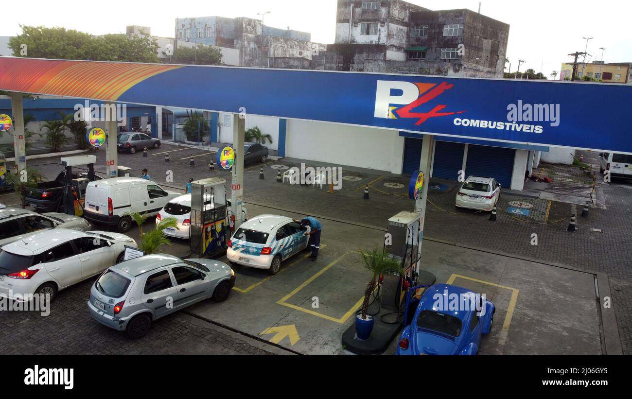 salvador, bahia, brasilien - 16. märz 2022: Luftaufnahme einer Combustiveis-Tankstelle P4 in der Stadt Salvador. Stockfoto