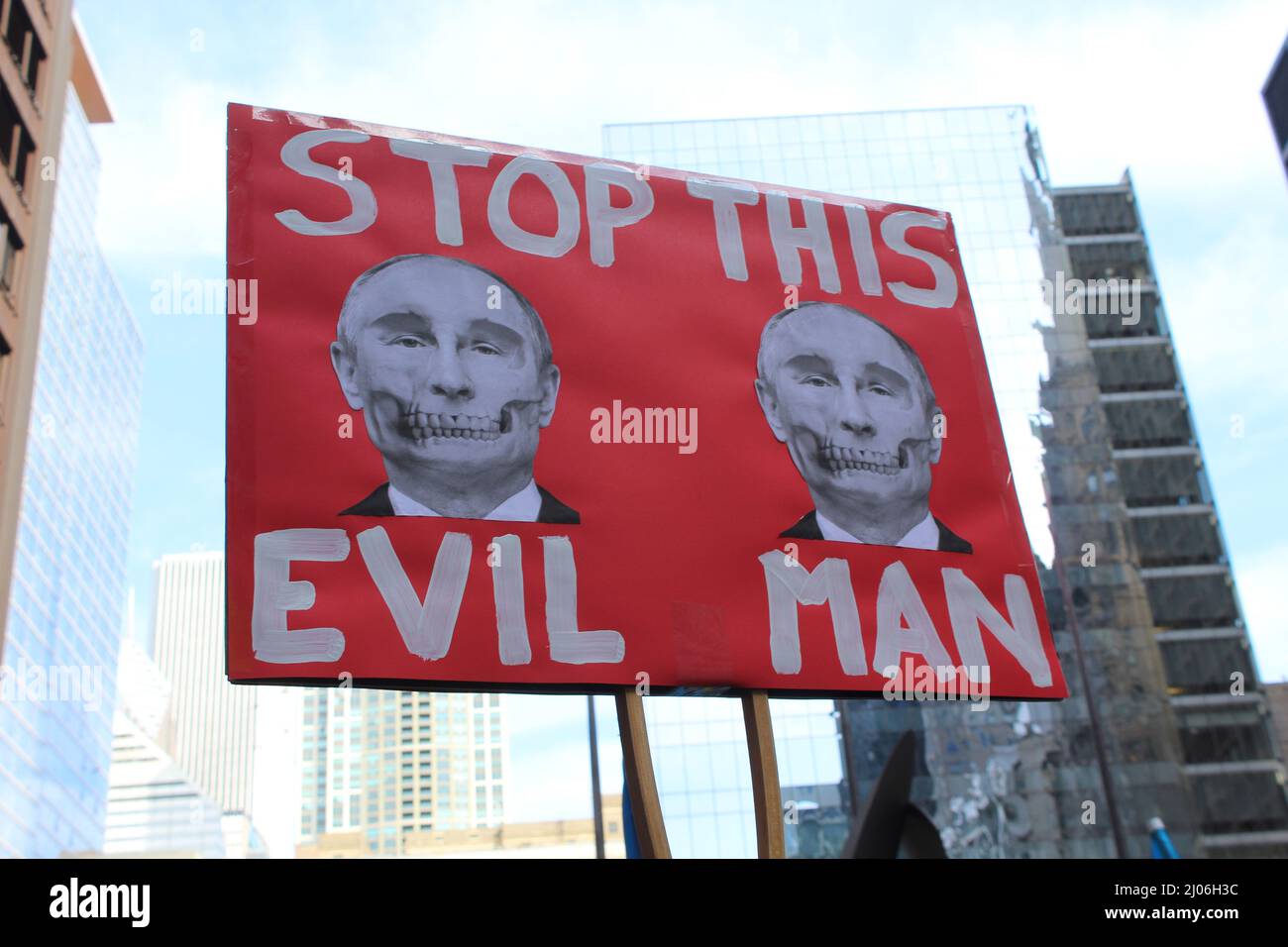 Putin stoppt dieses Zombie-Protestschild des bösen Mannes auf dem Daley Plaza in Chicago Stockfoto