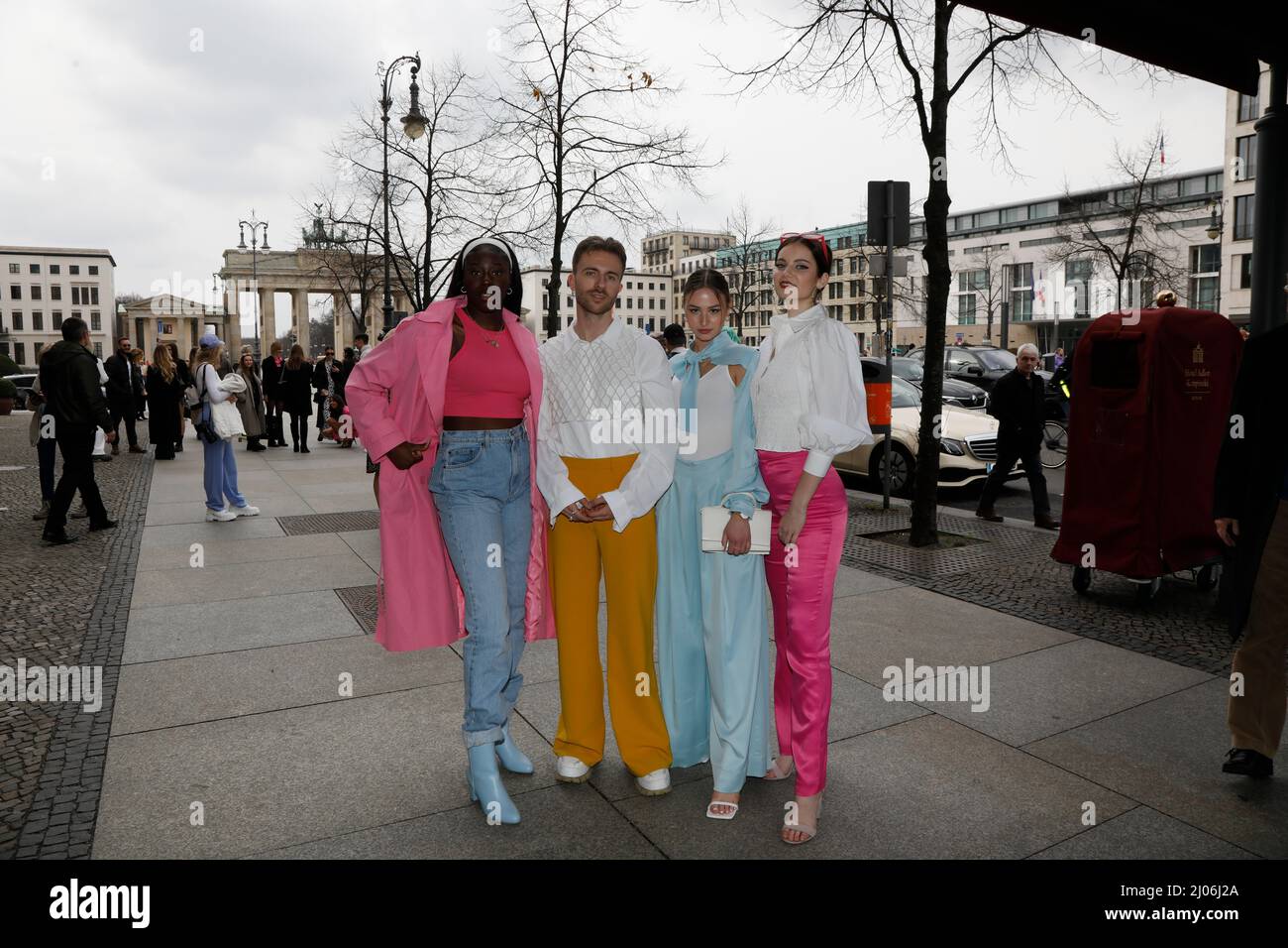 Nana Fofana,Felix nieder,Amina Hotait und Luca Angelina Vanak bei der Anja Gockel Fashion Show 'Weltwand(t)' auf der Fashion Week Berlin Herbst/Winter Stockfoto