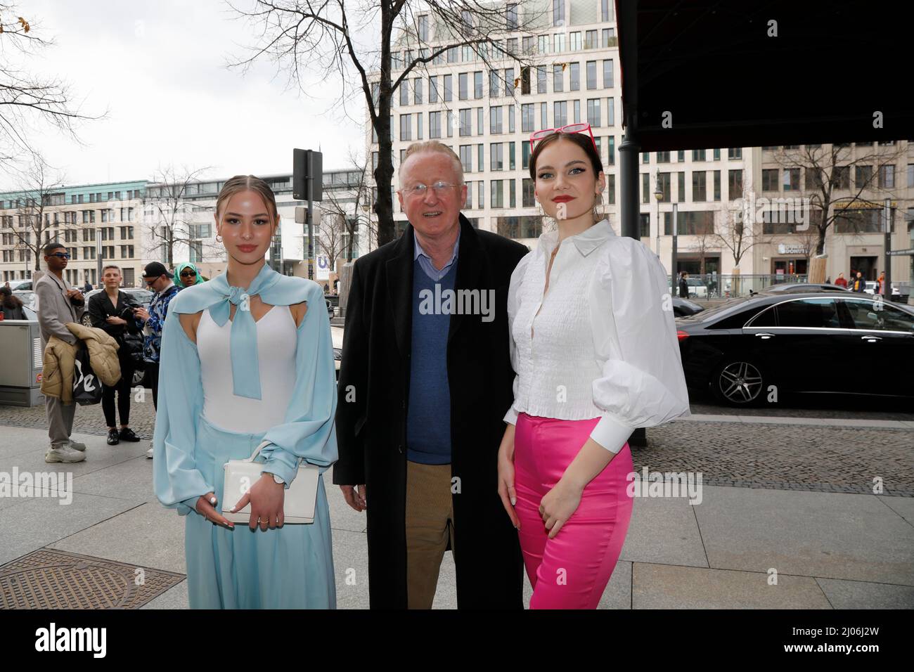 Amina Hotait,Hein van Ameijden und Luca Angelina Vanak bei der Anja Gockel Fashion Show 'Weltwand(t)' auf der Fashion Week Berlin Herbst/Winter 2022 Stockfoto