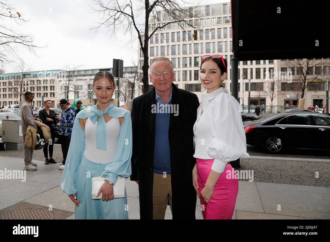 Amina Hotait,Hein van Ameijden und Luca Angelina Vanak bei der Anja Gockel Fashion Show 'Weltwand(t)' auf der Fashion Week Berlin Herbst/Winter 2022 Stockfoto