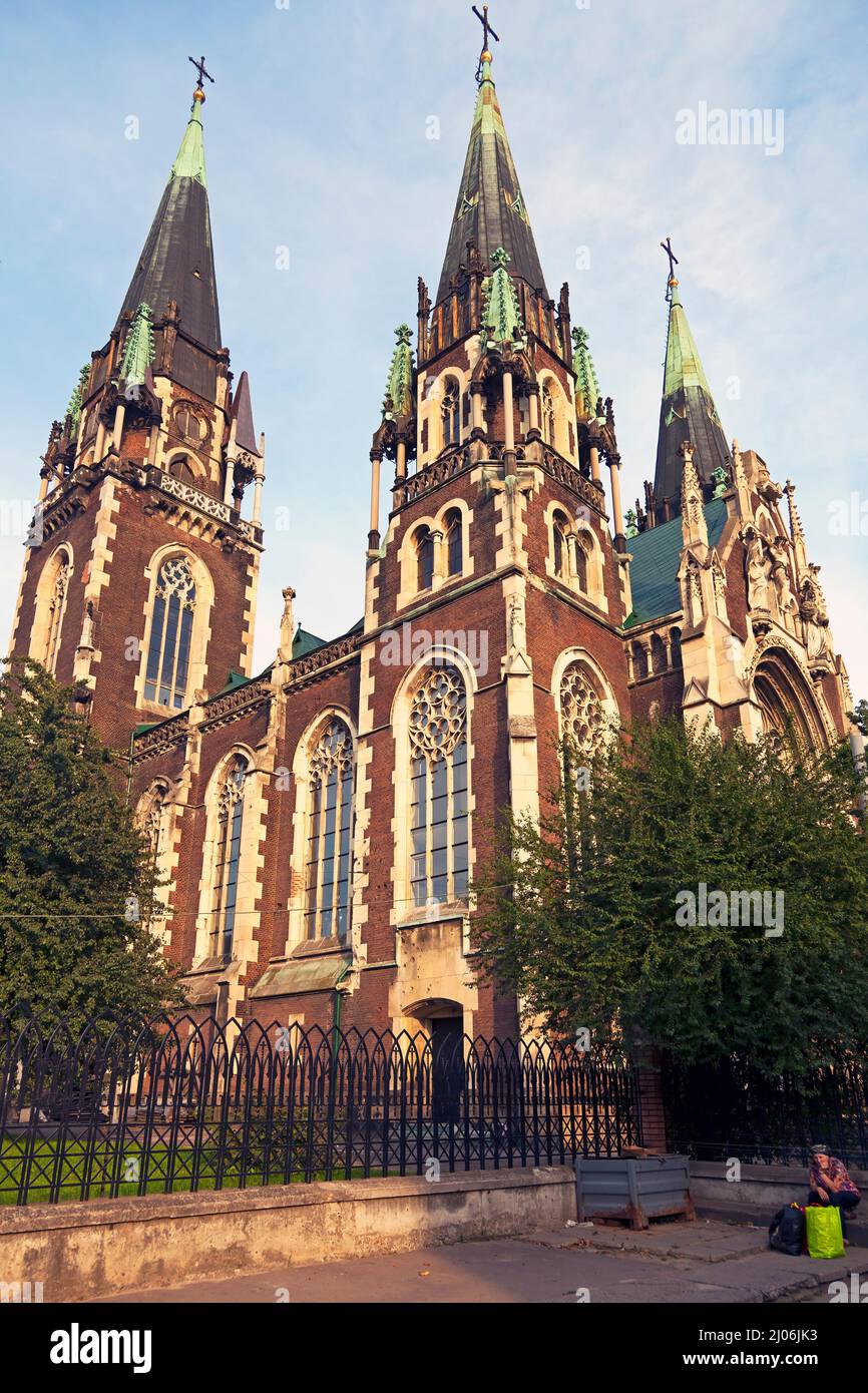 Alte Bauerndame vor der Kirche von St.Olha und St.Elizabeth, Lviv, Ukraine Stockfoto