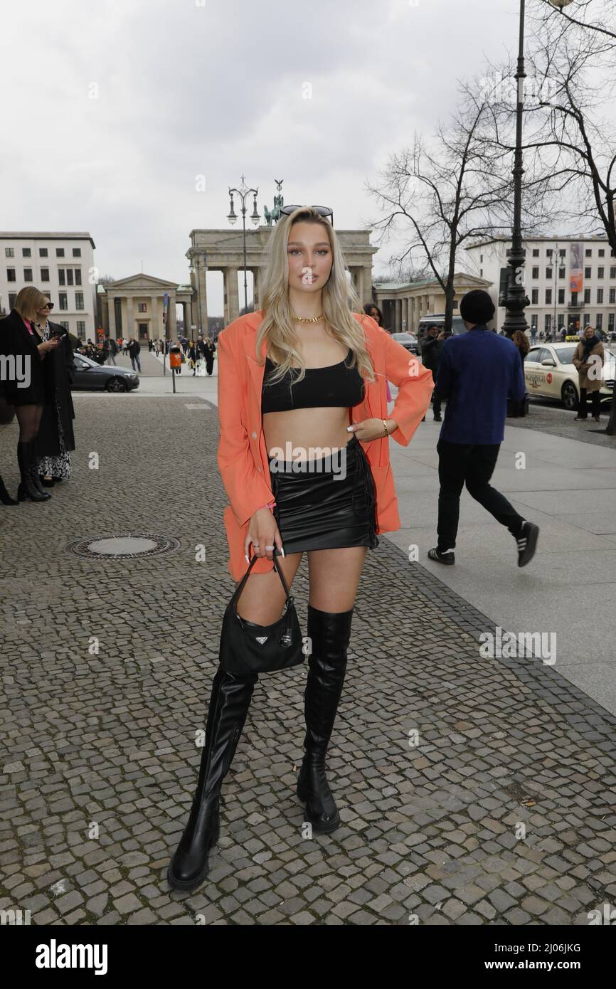 Celina Nitz (Neverbaby 26) bei der Anja Gockel Fashion Show 'Weltwand(t