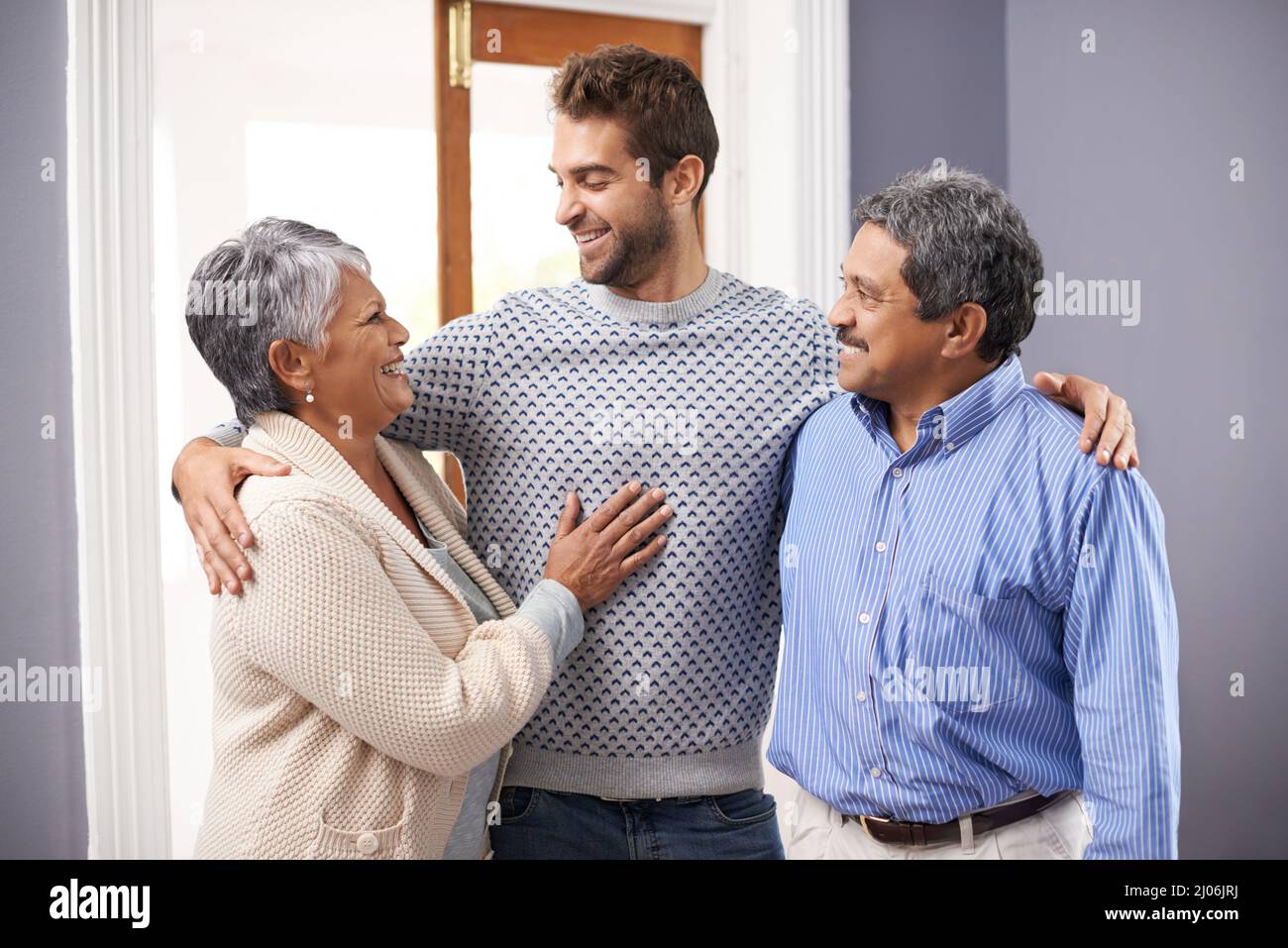 Es ist an der Zeit, dass ich nach Nach Ihnen. schaue Aufnahme eines älteren Paares, das sich mit seinem erwachsenen Sohn im Stehen umarmt. Stockfoto