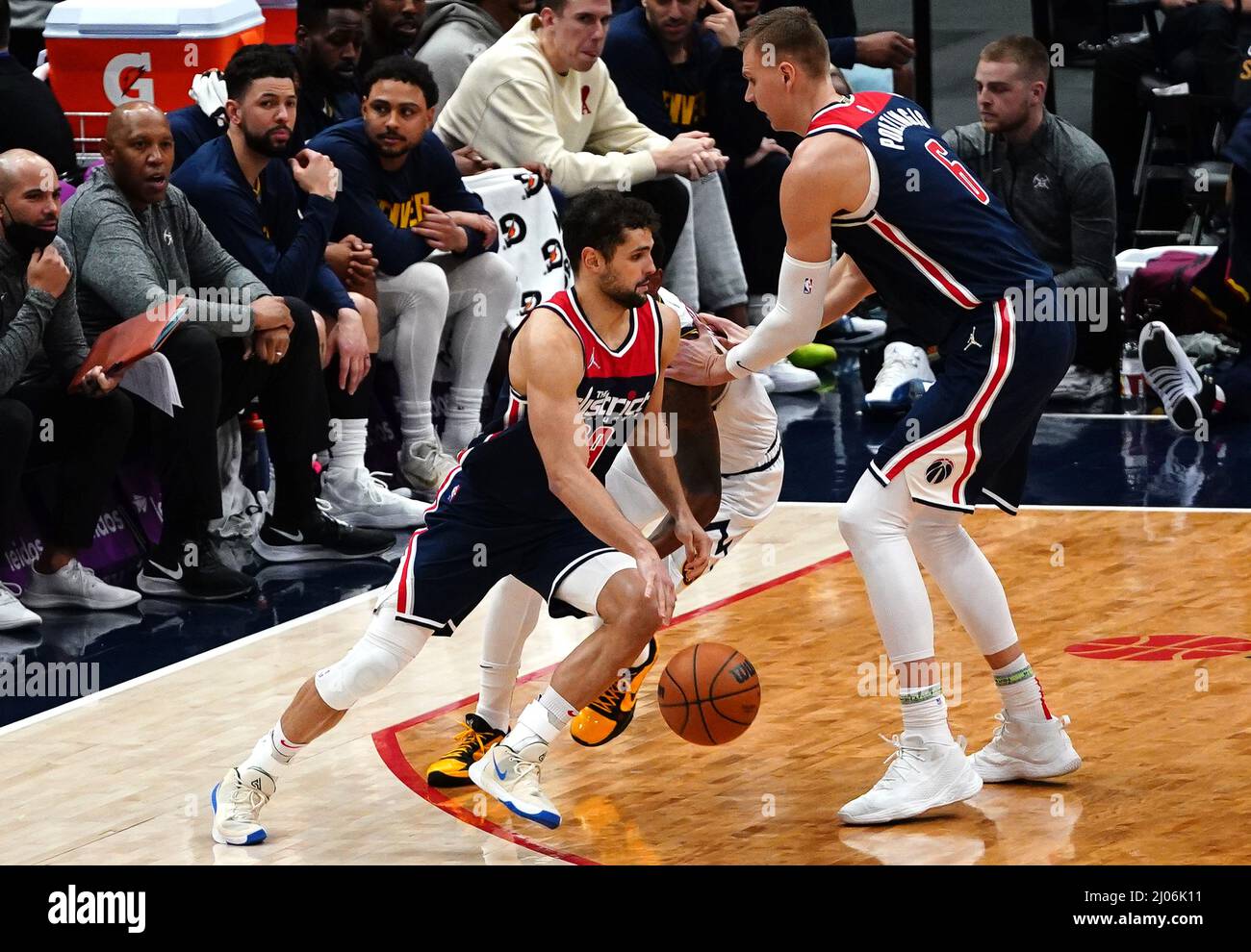 Washington, USA. 16. März 2022. WASHINGTON, DC – 06. MÄRZ: Washington Wizards Center Kristaps Porzingis (6) schiebt den Denver Nuggets-Wächter Monte Morris (11) aus dem Weg, um während eines NBA-Spiels zwischen den Washington Wizards und den Denver Nuggets am 16. März 2022 in der Capital One Arena in Washington, DC, einen Durchgang für den Wächter Raul Neto (19) zu machen. (Foto von Tony Quinn/SipaUSA) Quelle: SIPA USA/Alamy Live News Stockfoto