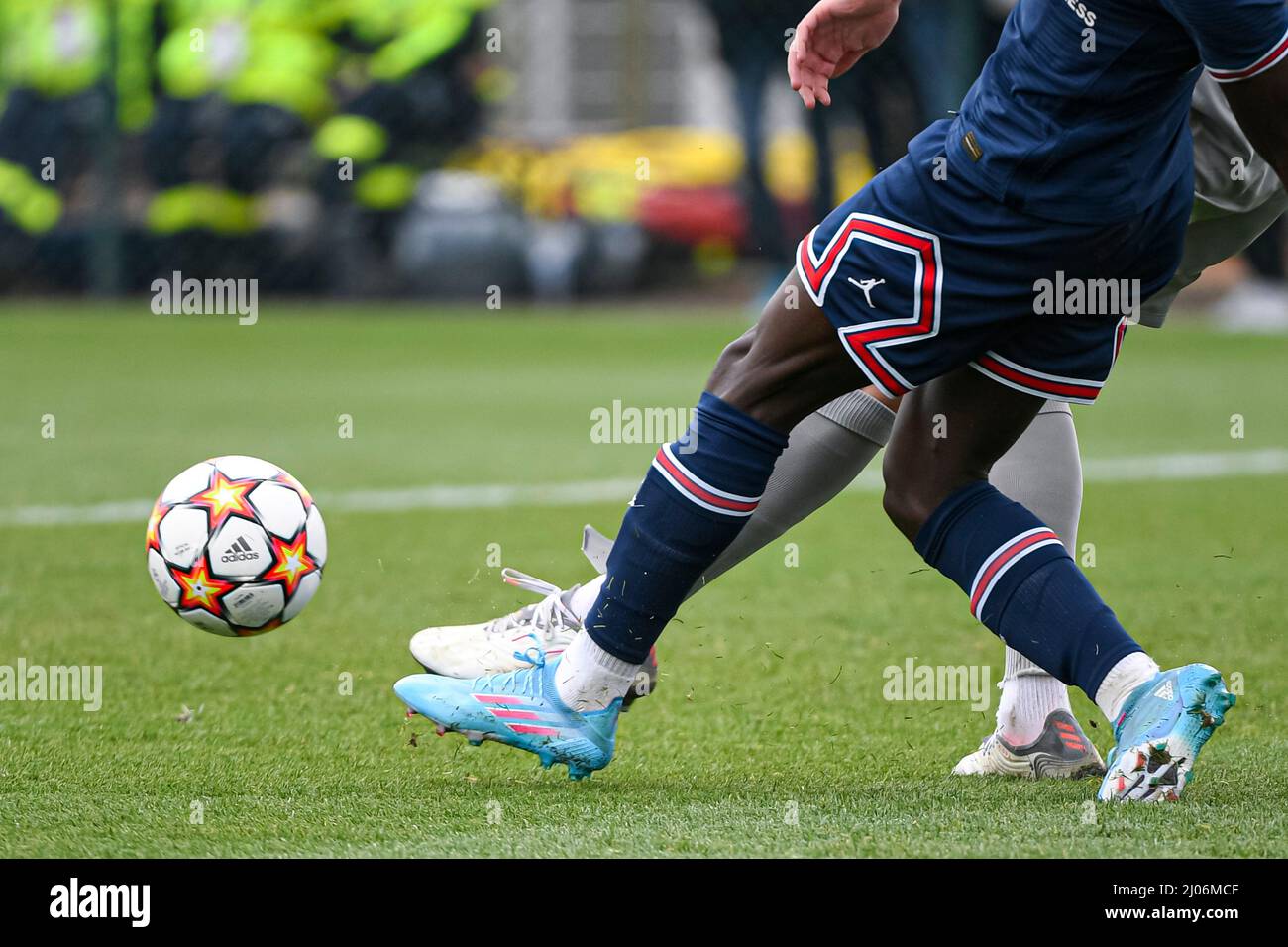 Die Abbildung zeigt den offiziellen Adidas-Ball zu Füßen eines Spielers während der UEFA Youth League (U19), dem Viertelfinale-Fußballspiel zwischen Paris Saint-Germain (PSG) und RB Salzburg (FC) am 16. März 2022 im Georges Lefevre-Stadion in Saint-Germain-en-Laye, Frankreich - Foto Victor Joly / DPPI Stockfoto