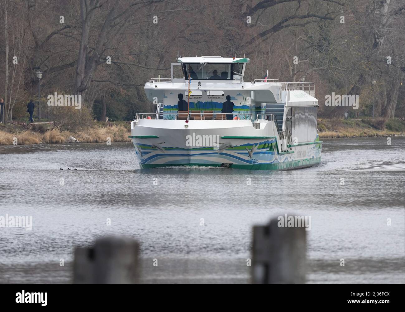 Potsdam, Deutschland. 15. März 2022. Das Schiff MS 'Schwielowsee' fährt auf der Havel in Richtung lange Brücke. Das neueste Schiff der Weißen Flotte ist das erste elektrische Hybridschiff der Region und hatte am 14.04.2019 die Jungfernfahrt. Das Schiff ist für 250 Passagiere zugelassen und kann aufgrund seiner Abmessungen auch kleinere Gewässer befahren. Quelle: Soeren Stache/dpa-Zentralbild/dpa/Alamy Live News Stockfoto