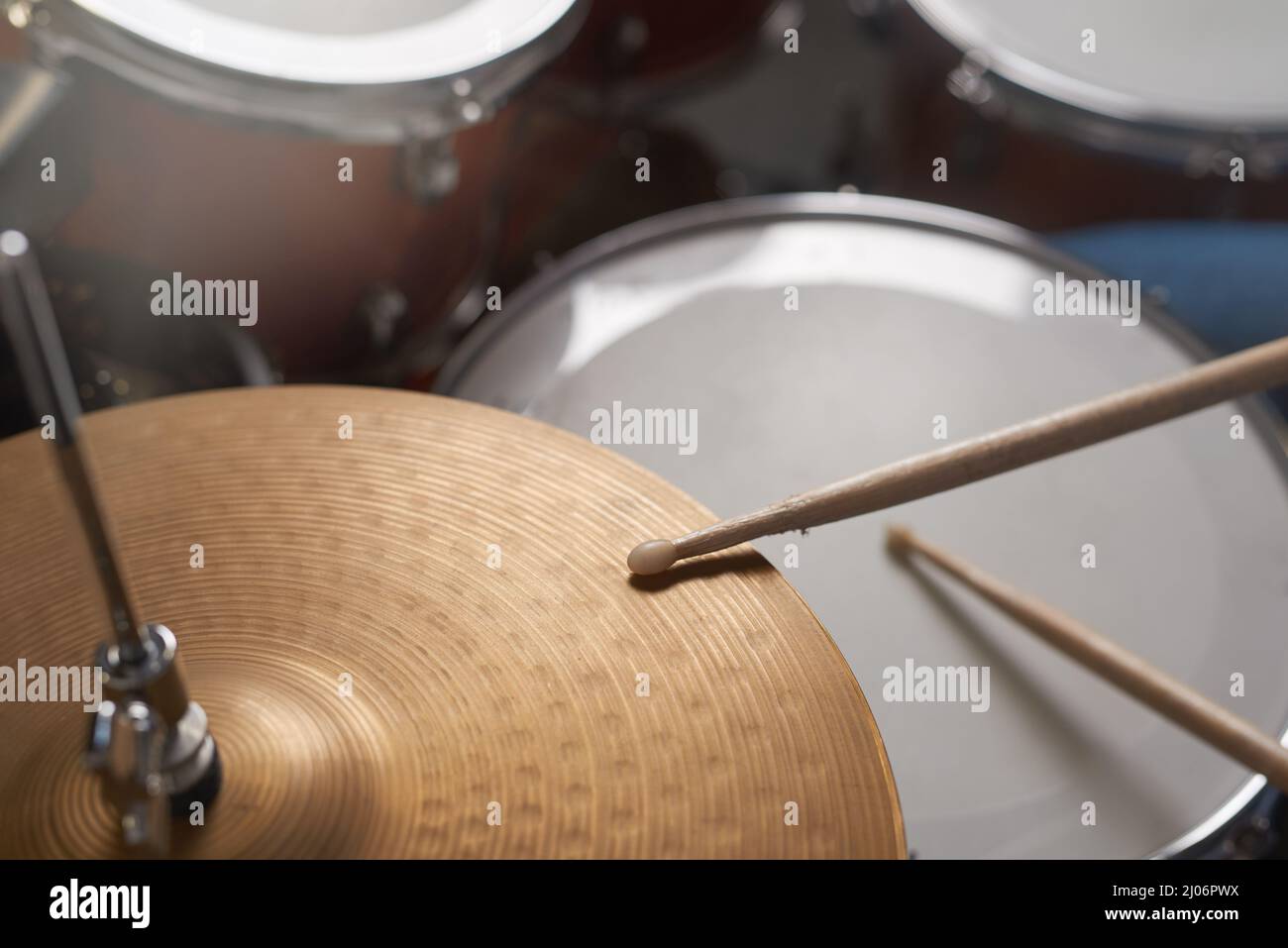 Musikalische Magie. Aufnahme eines Drum-Kits, das in einem Musikstudio sitzt. Stockfoto