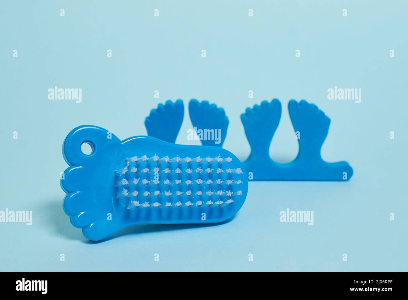 Pediküre-Set. Fingertrenner und Fußbürste Stockfoto