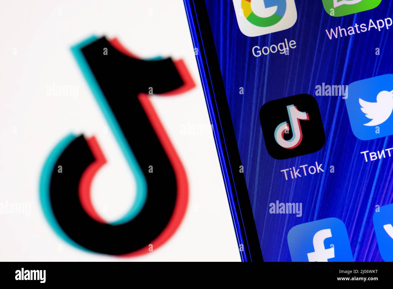 Das Logo des sozialen Netzwerks TikTok hinter Gittern. Das Konzept der TikTok Zensur und Prohibition. Stockfoto