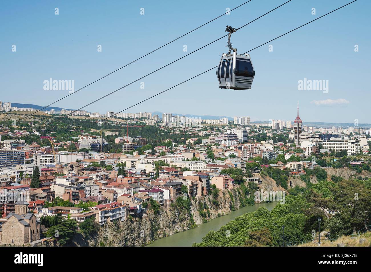 Seilbahn über die alte Stadt Tiflis am Kura-Fluss im Hintergrund Stockfoto