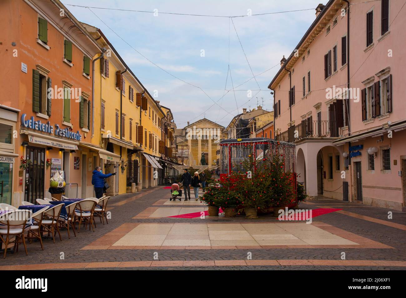 Bardolino, Italien - Dezember 27. 2021. Eine Straße zu Weihnachten in der Altstadt von Bardolino am Ostufer des Gardasees, Provinz Verona, Venetien Stockfoto