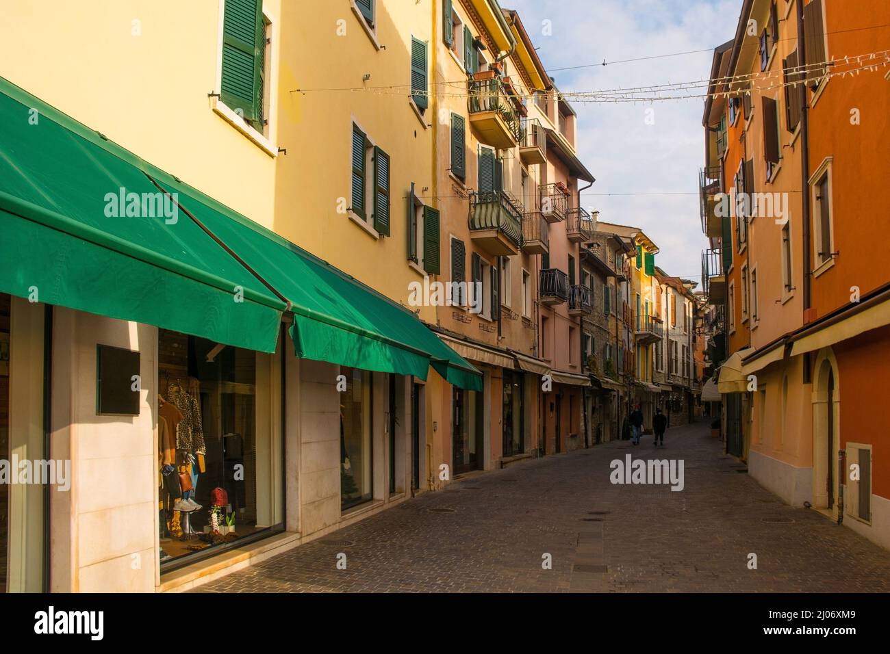 Eine Einkaufsstraße zu Weihnachten in Garda Stadt am Ostufer des Gardasees, Provinz Verona, Venetien, Nordostitalien Stockfoto