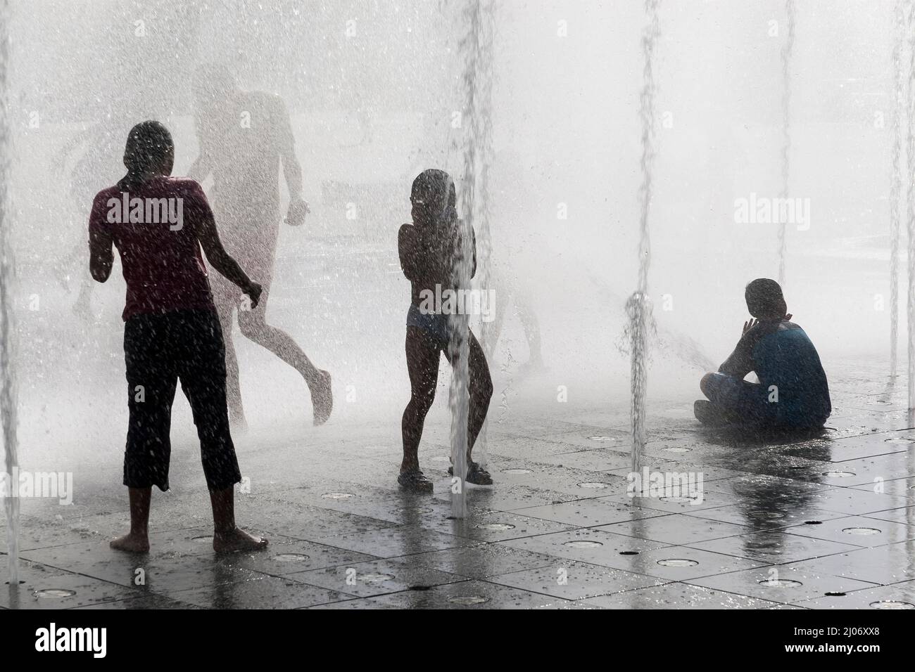 Kinder spielen im Stadttor-Brunnen in Tung Chung, Lantau Island, Hong Kong, 2007 Stockfoto