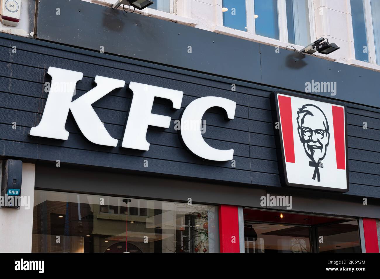 Belfast, Großbritannien - 19. Feb 2022: KFC Restaurant in Belfast Nordirland. Stockfoto