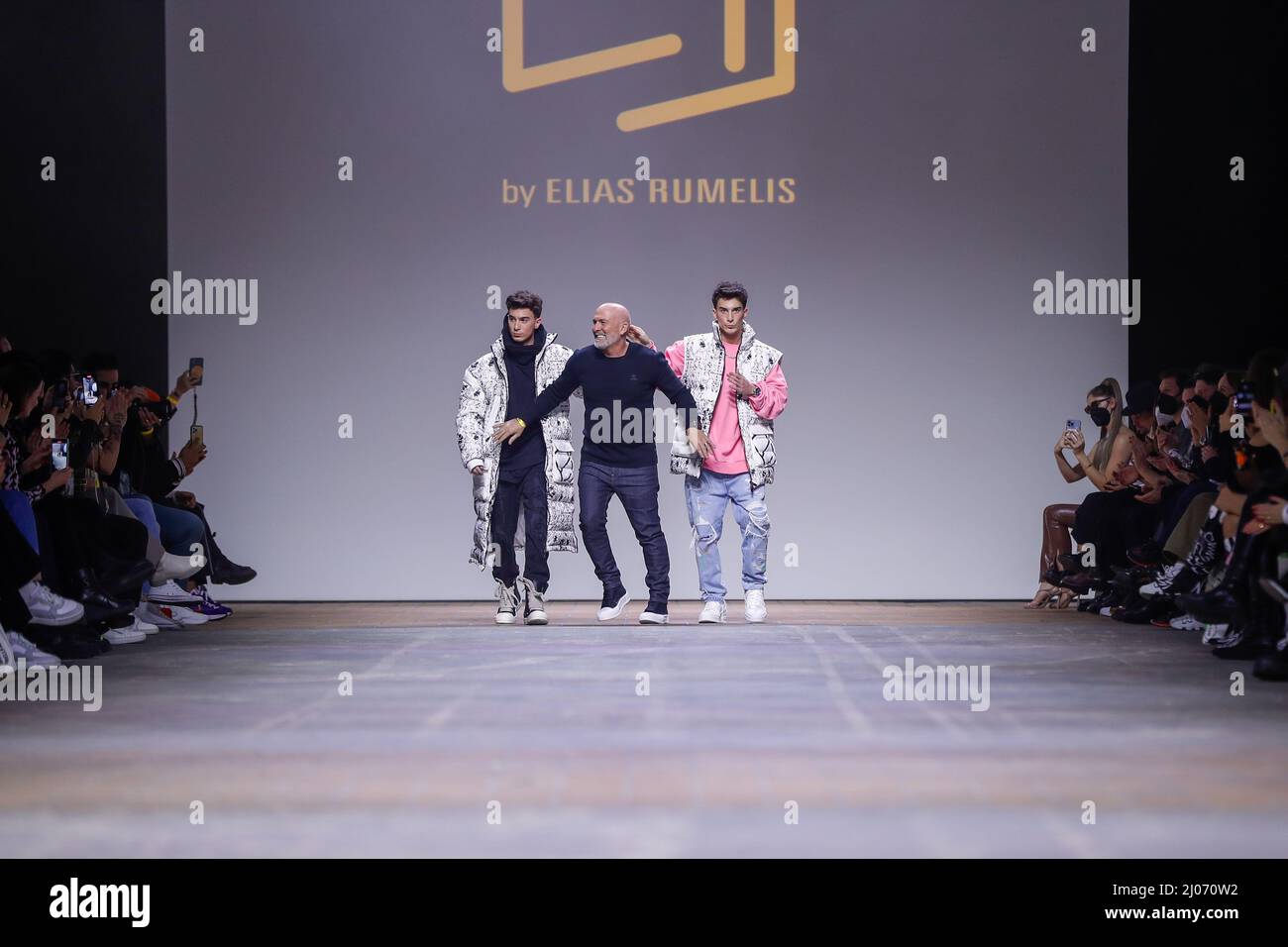 Berlin, Deutschland. 16. März 2022. Berlin Fashion Week: Designer Elias Rumelis ist auf dem Laufsteg bei seiner Show im Kraftwerk Berlin. Quelle: Gerald Matzka/dpa/Alamy Live News Stockfoto