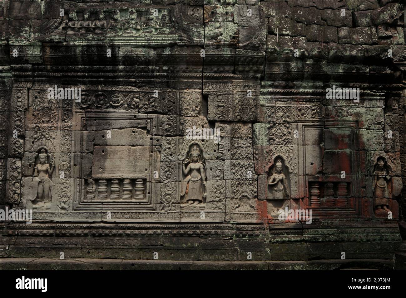 Preah Khan Tempel mit Apsara Figuren geschnitzt auf seiner Steinmauer. Stockfoto
