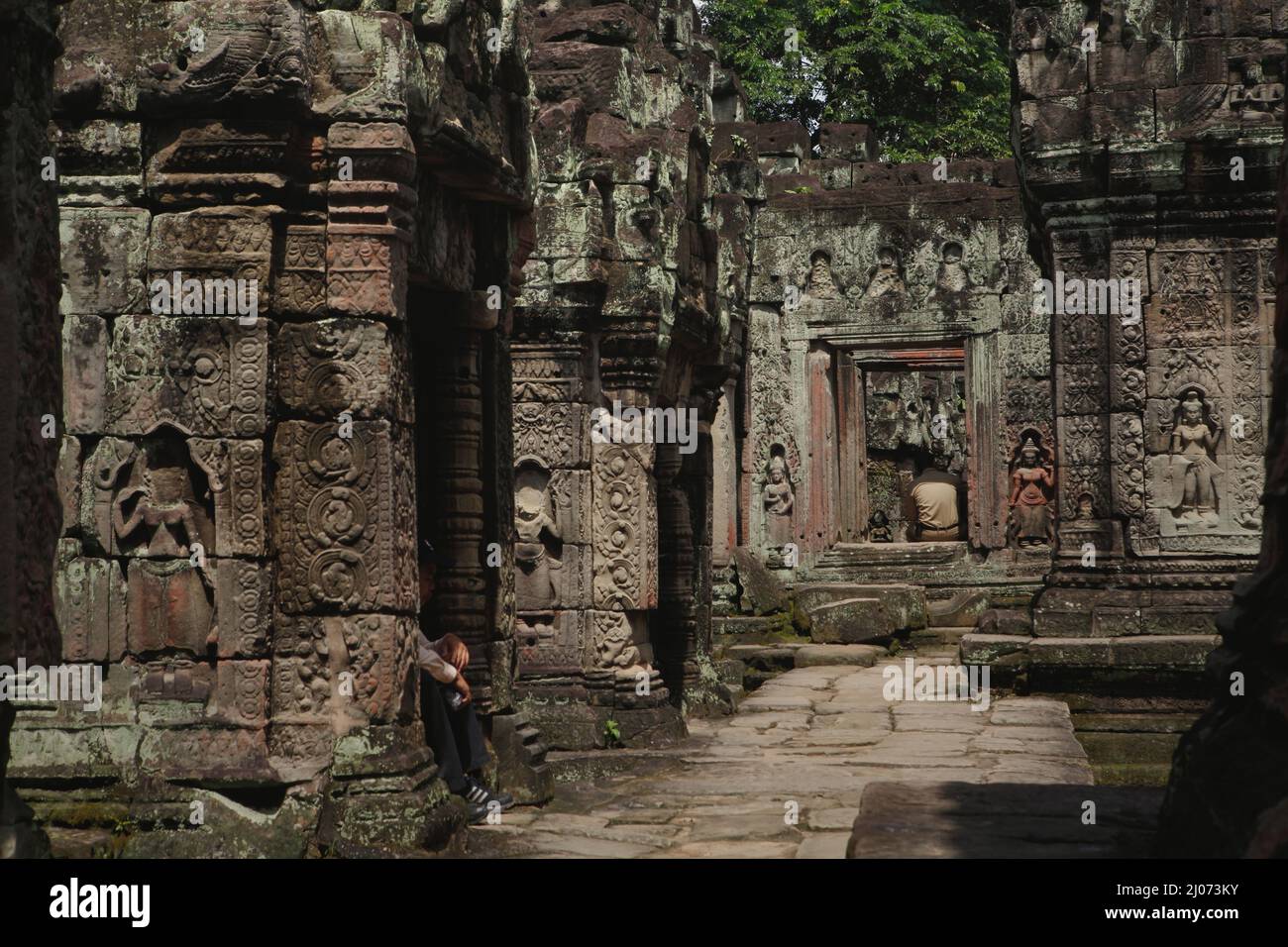 Preah Khan Tempel mit Apsara Figuren geschnitzt auf seiner Steinmauer. Stockfoto