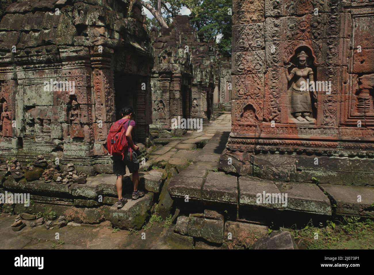 Ein Besucher, der eine Gasse am Preah Khan Tempel in Siem Reap, Kambodscha, betrat. Stockfoto