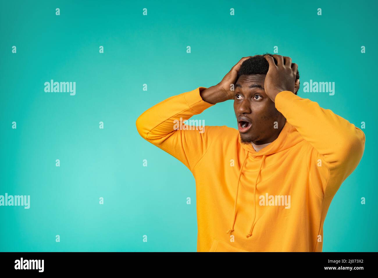 Junge schwarze ängstlich Mann besorgt nervös Fehler Problem über Minze Hintergrund Stockfoto