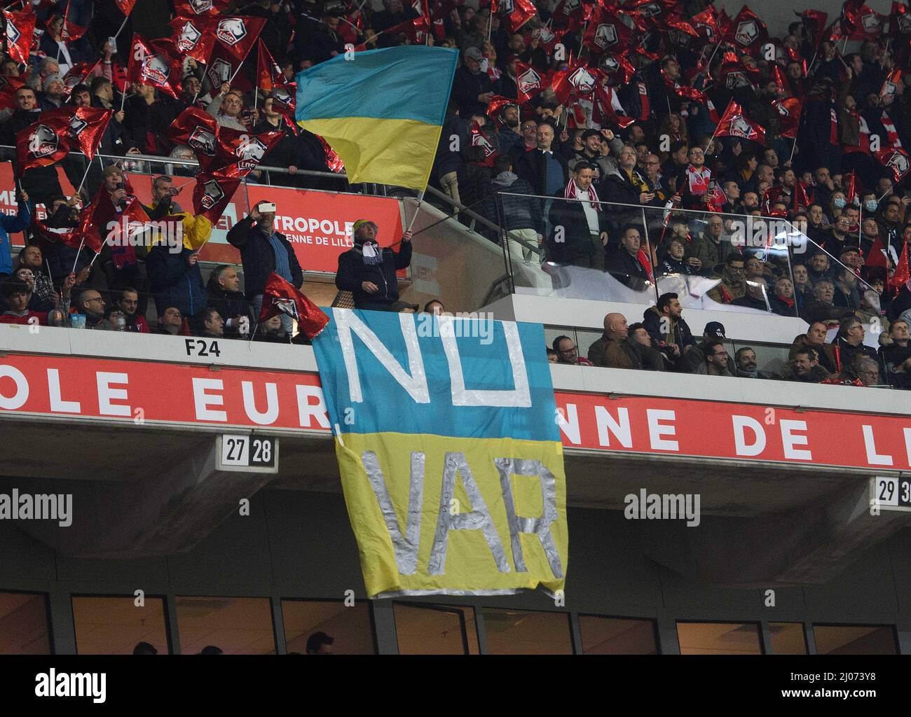 Lille gegen Chelsea - UEFA Champions League - sechzehnjährige Runde - zweite Etappe - Stade Pierre-Mauroy an anti, Ukraine. 16.. März 2022. Das Kriegsbanner wird während der UEFA Champions League-Runde des 16. Zweiten Spiels von Stade Pierre-Mauroy in Lille, Frankreich, angezeigt. Bildnachweis: Kredit: Mark Pain/Alamy Live Nachrichten Stockfoto