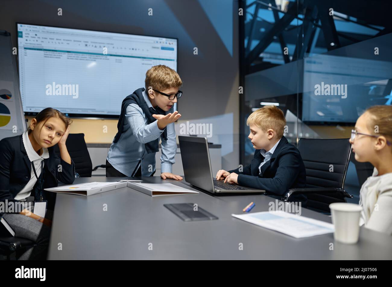 Wütender kleiner Chef, der das Arbeitsteam anruft Stockfoto