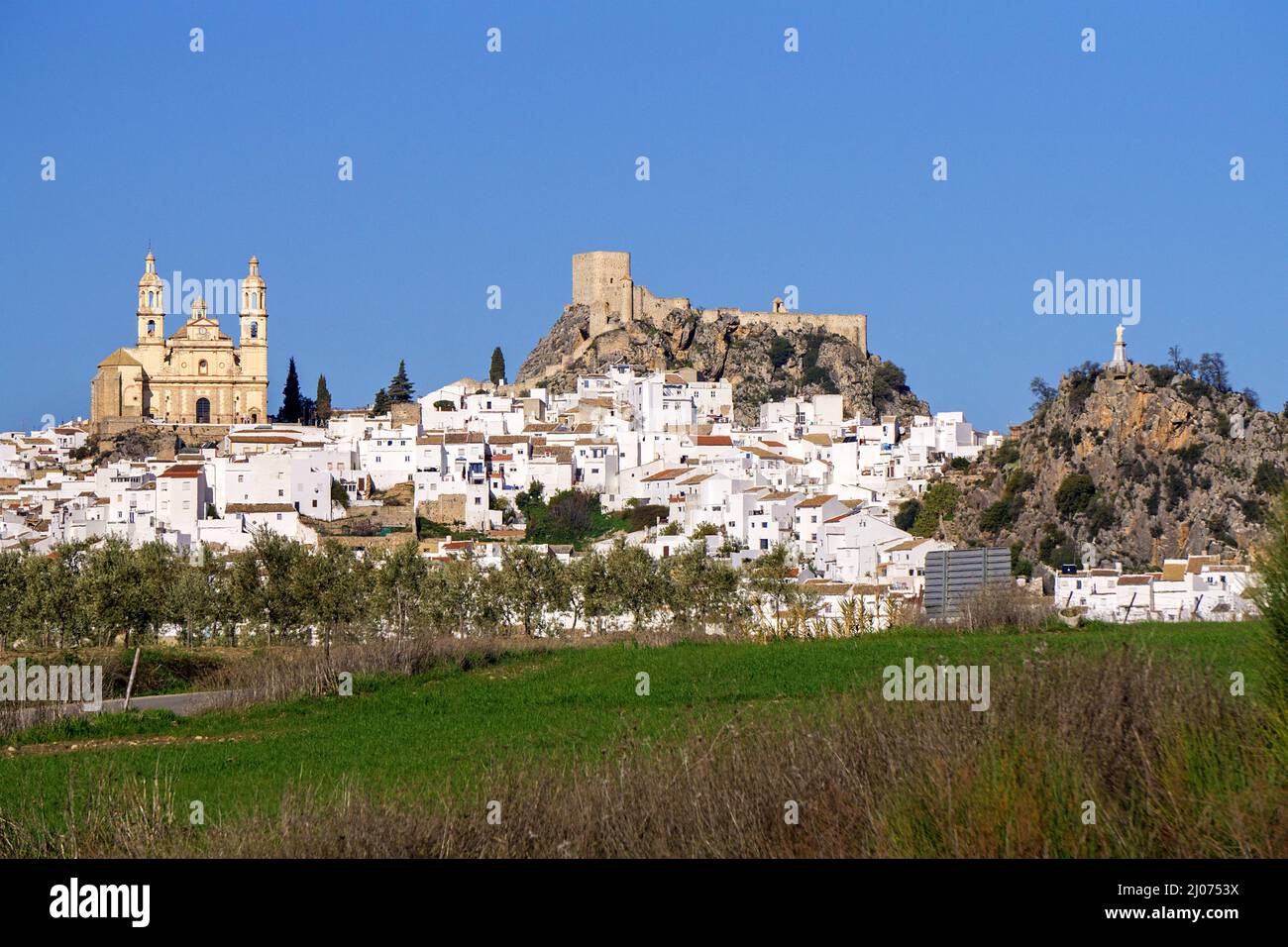Das weiße Dorf Olvera mit Schloss und Kirche Nuestra Señora de la Encarnacion, Olvera, Pueblo Blanco, Provinz Cadaz, Andalusien, Spanien Stockfoto