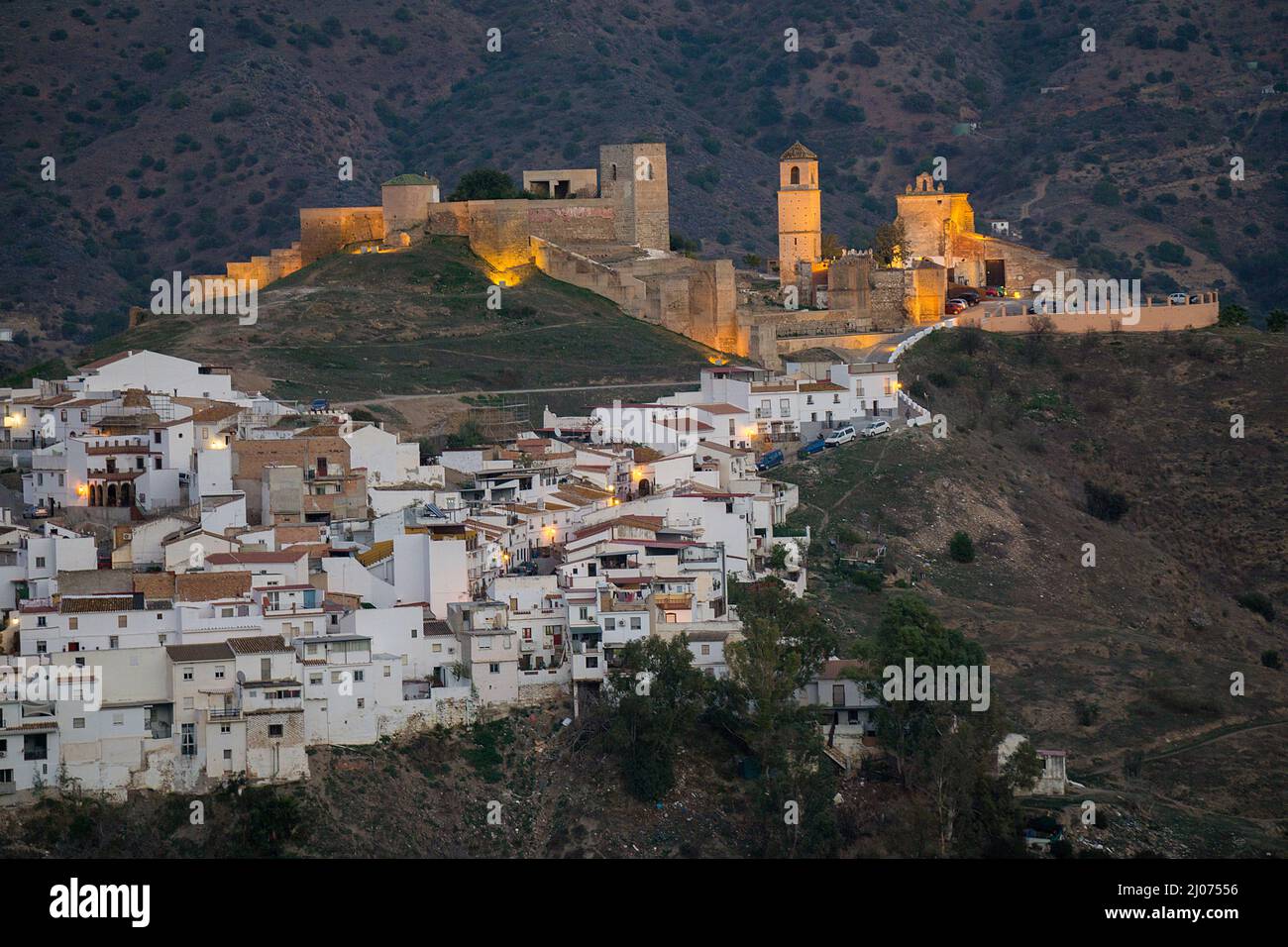 Die beleuchtete arabische Burg von Alora, Pueblo Blanco, Provinz Malaga, Andalusien, Spanien Stockfoto
