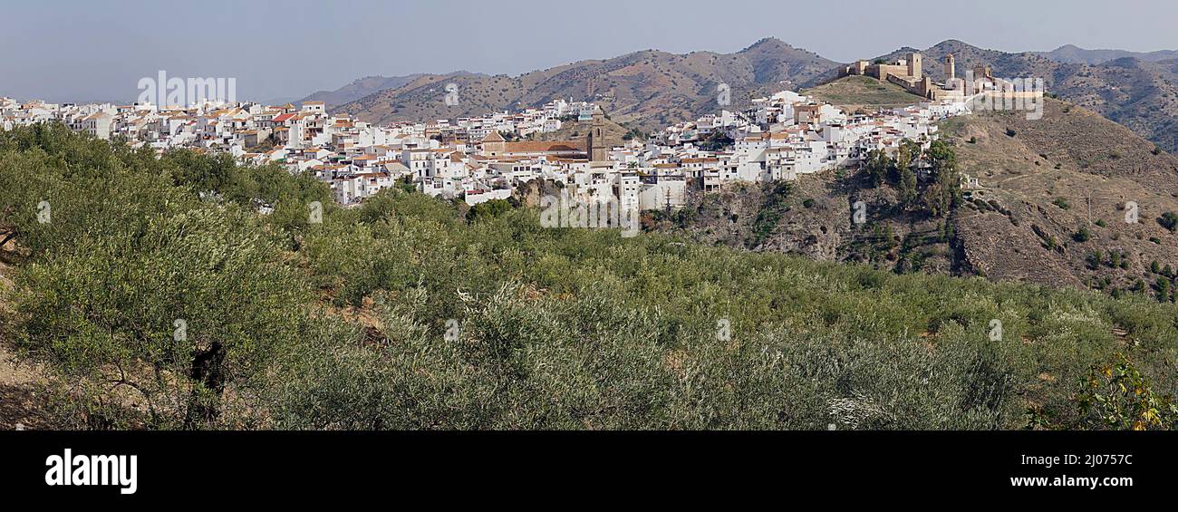 Das weiße Dorf Alora mit der arabischen Burg, Alora, Pueblo Blanco, Provinz Malaga, Andalusien, Spanien Stockfoto