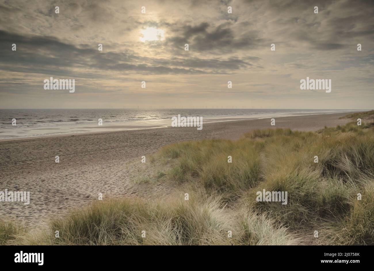 Grauer Tag am Strand Stockfoto