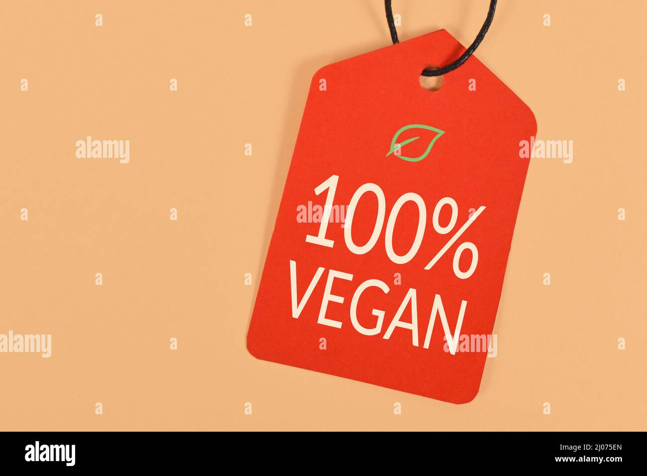 Rotes Etikett mit dem Text „100 % Vegan“ Stockfoto