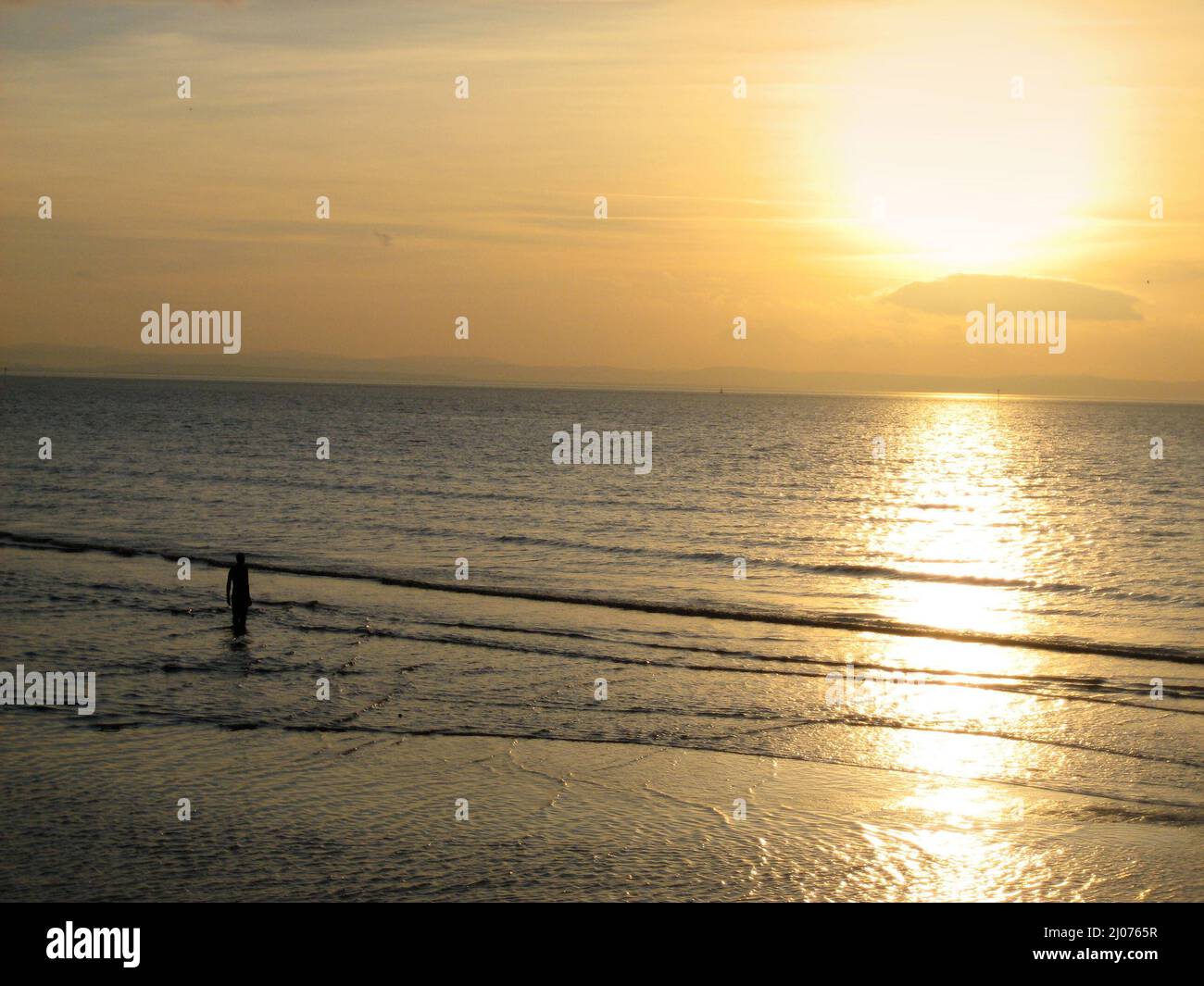 Diese spektakulären Skulpturen von Antony Gormley befinden sich am Crosby Beach, in der Nähe von Liverpool, England, Großbritannien. Ein anderer Ort besteht aus 100 gusseisernen, lebensgroßen Figuren, die sich über drei Kilometer des Vorhores erstrecken und sich fast einen Kilometer bis zum Meer erstrecken. Die jeweils 650 Kilo schweren Figuren des Another Place bestehen aus Abgüssen des eigenen Körpers, der am Strand steht, alle mit Blick aufs Meer und in stiller Erwartung auf den Horizont starrend. Stockfoto