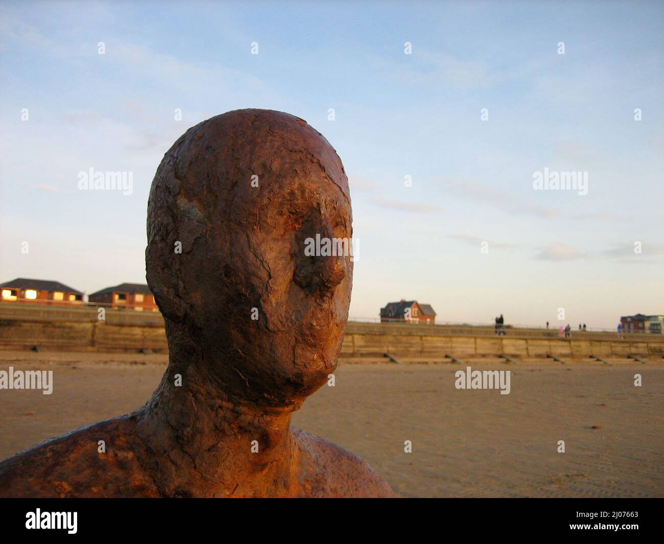 Diese spektakulären Skulpturen von Antony Gormley befinden sich am Crosby Beach, in der Nähe von Liverpool, England, Großbritannien. Ein anderer Ort besteht aus 100 gusseisernen, lebensgroßen Figuren, die sich über drei Kilometer des Vorhores erstrecken und sich fast einen Kilometer bis zum Meer erstrecken. Die jeweils 650 Kilo schweren Figuren des Another Place bestehen aus Abgüssen des eigenen Körpers, der am Strand steht, alle mit Blick aufs Meer und in stiller Erwartung auf den Horizont starrend. Stockfoto