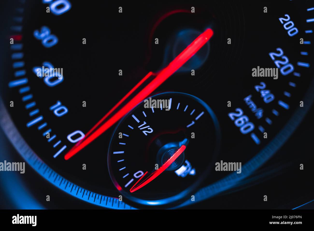 Glowing Auto Tachometer Nahaufnahme Ansicht Hintergrund. Luxuriöses Armaturenbrett mit rundem Tacho im Sportwagen Stockfoto