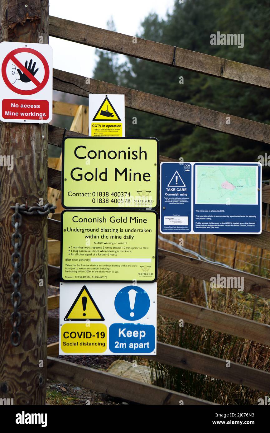 Die Cononish Goldmine weist Schilder und Zugangstore zur Mine in der Nähe von Tyndrum, Schottland, aus Stockfoto