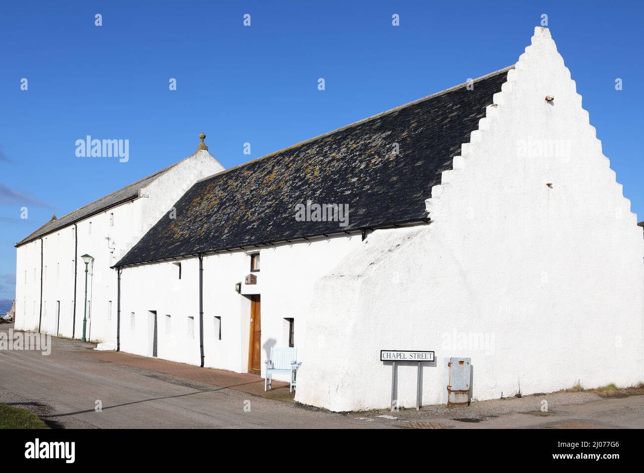 Weiß getünchte Cottages aus dem 17.. Jahrhundert, Portmahomack, Easter Ross, Schottland Stockfoto
