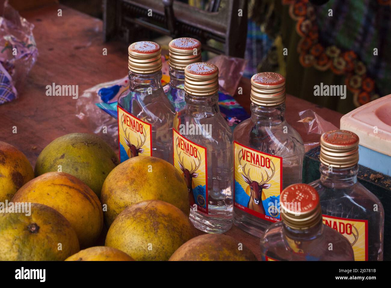 Santiago Sacatepequez, Guatemala - Street Verkauf von alkoholischen Getränken in ländlichen Markt Stockfoto